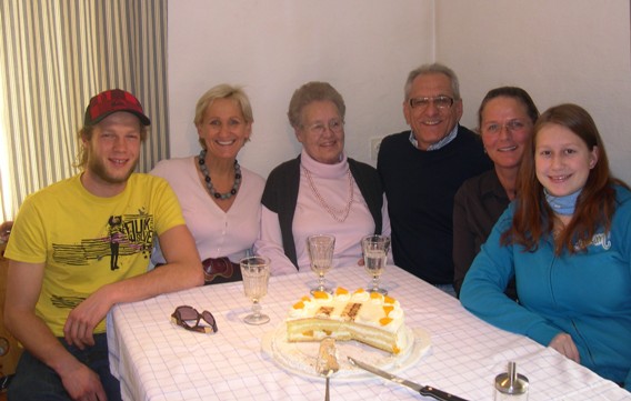 Maria Schattbacher mit einem Teil ihrer Familie BGM und Vizebgm.